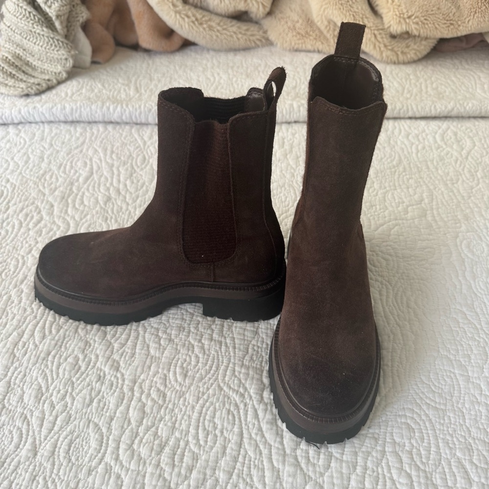 Steve Madden Women’s Blitzen Lug-Sole Chelsea Boot in Brown. Size 8